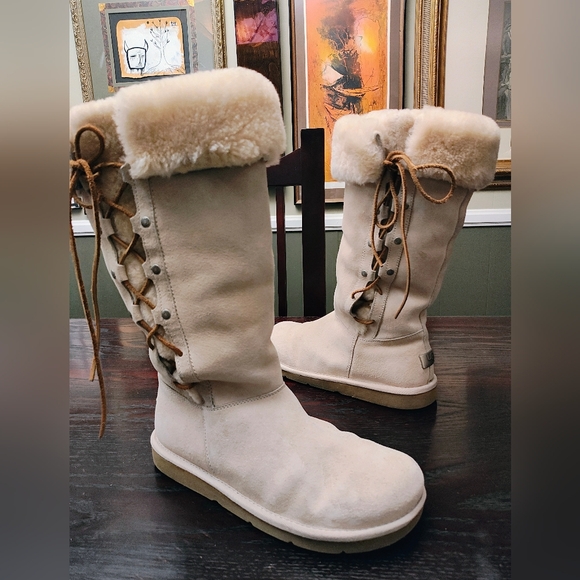 Virtually new UGG 'Upside' tall, cuffed shearling winter boot, size 10 - Picture 2 of 6
